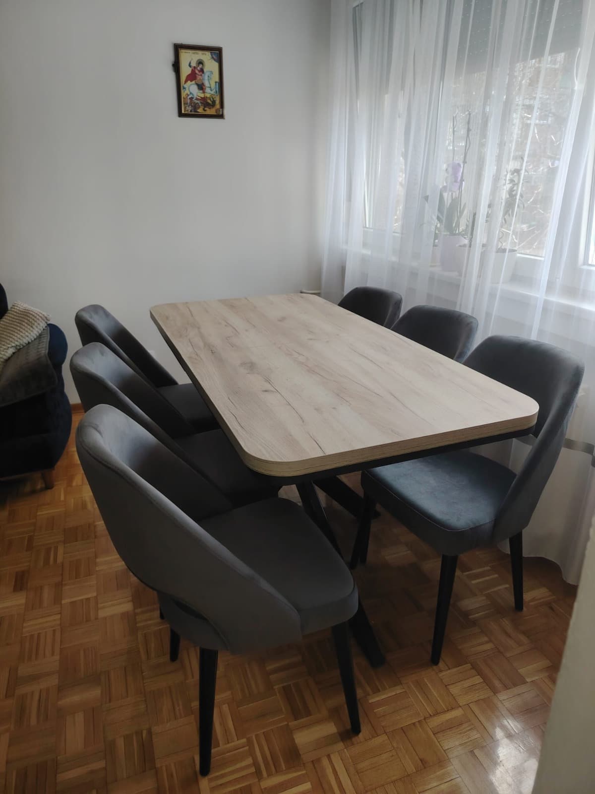 Pogledaj ponudu stolova po meri